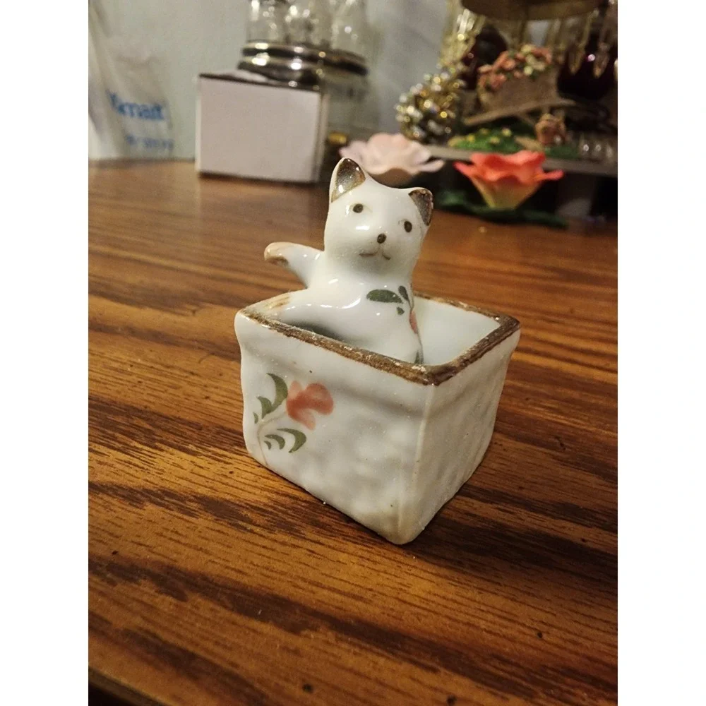 Vintage Porcelain‎ Miniature Handcrafted Kitten Cat In Floral Basket Trinket